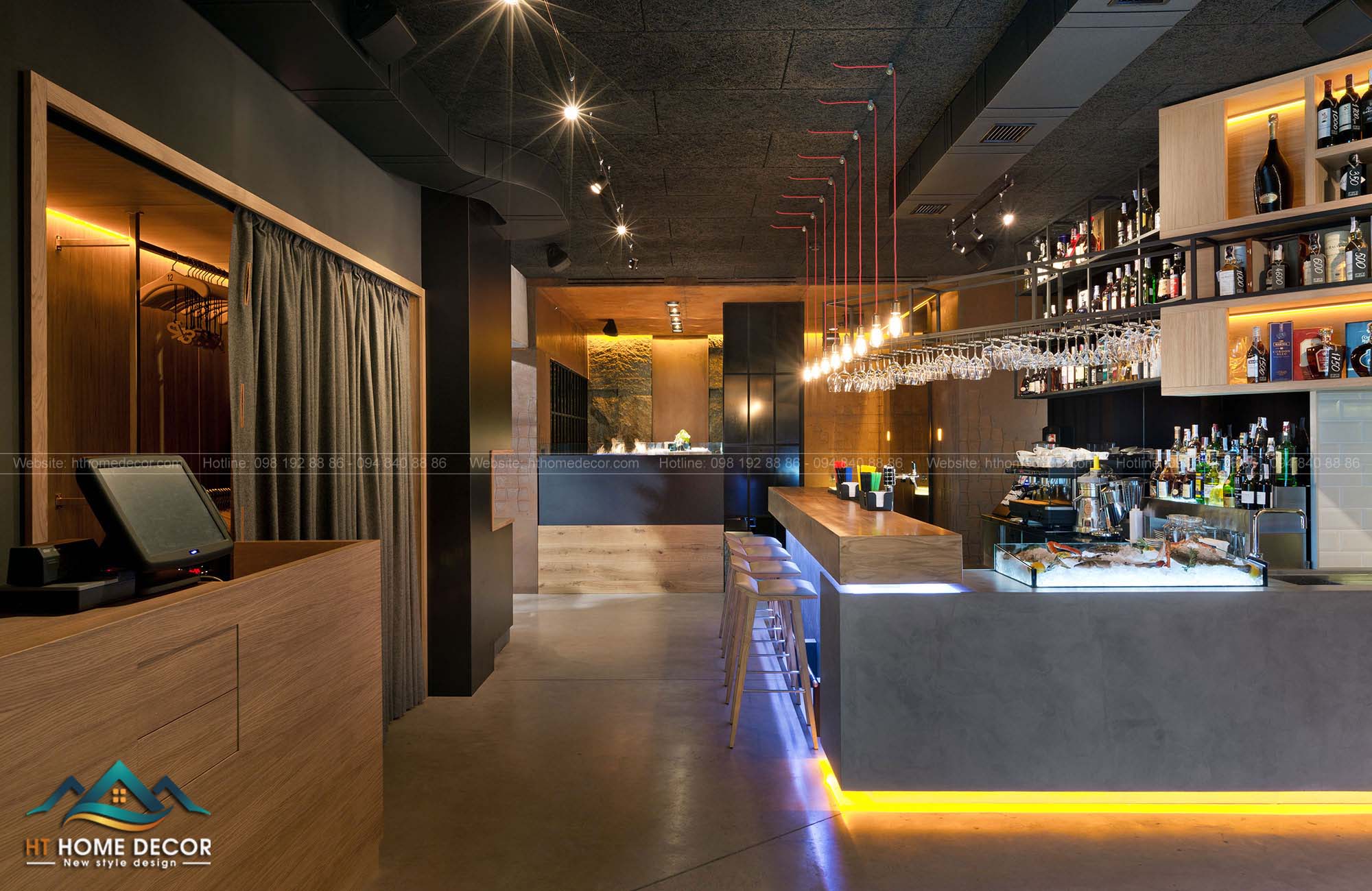 Quầy bar của nhà hàng đại dương hoành tráng rộng rãi. Được thiết kế mở ngay hướng ra vào, những chai rượu sang trọng và ly thủy tinh được đặt trên kệ gỗ, kim loại xen lẫn.