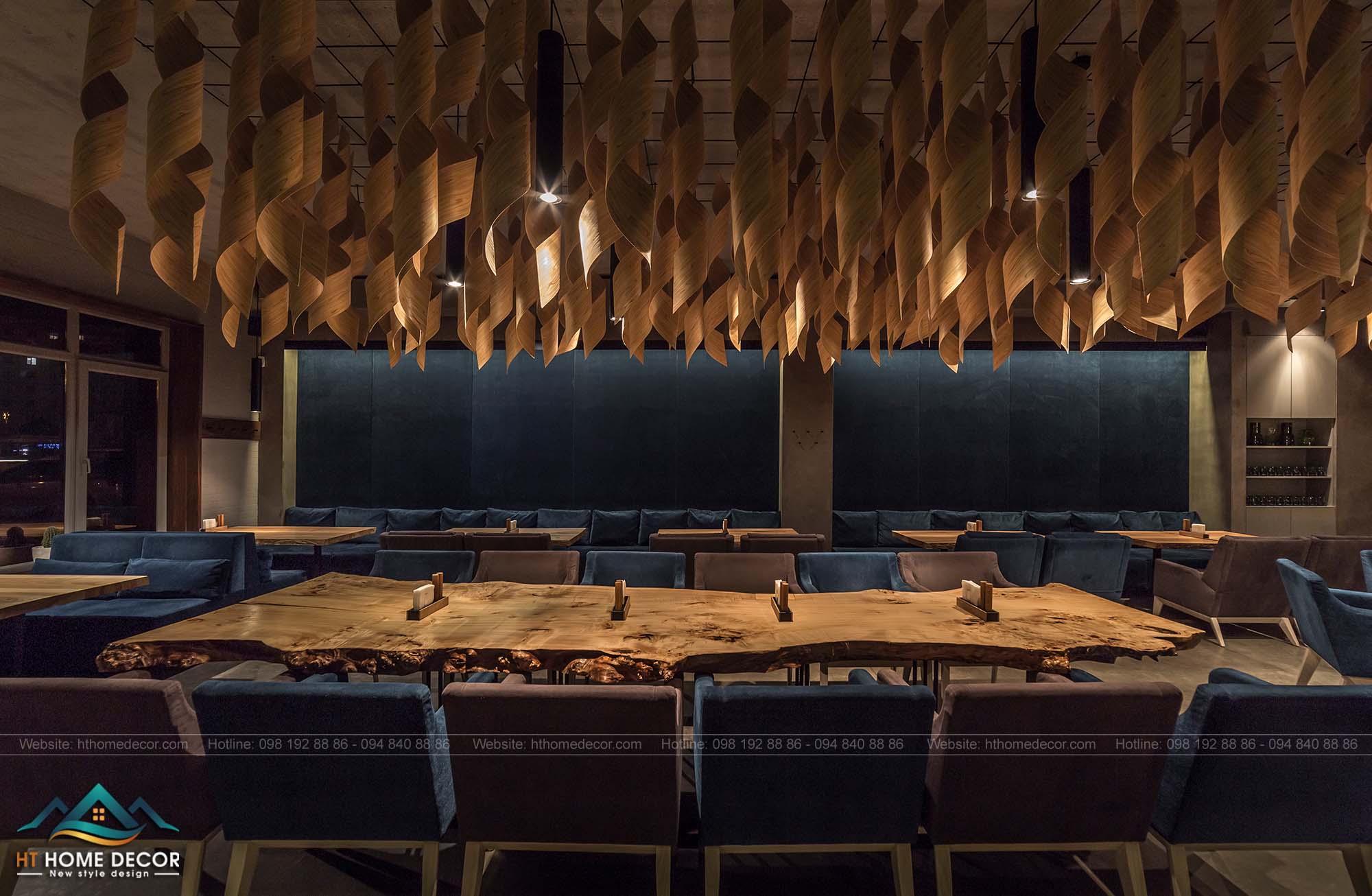 Một chiếc bàn dài bằng gỗ độc đáo phù hợp cho những bữa tiệc nhỏ của công ty hay bạn bè. Muốn thưởng thức trong không gian sang trọng của nhà hàng phong cách Italy.