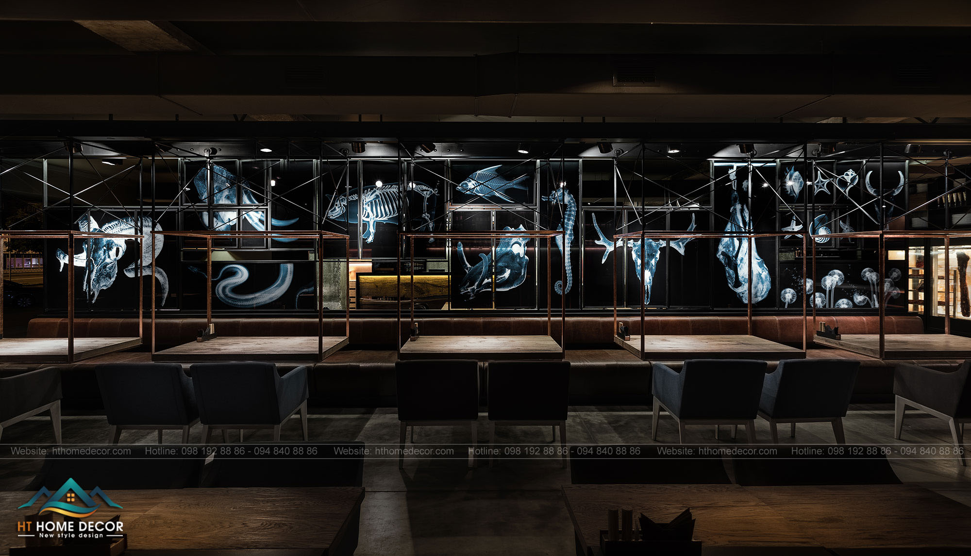 Nội thất của nhà hàng được thực hiện bằng tông màu đen và xám với các đốm sáng màu đồng.
