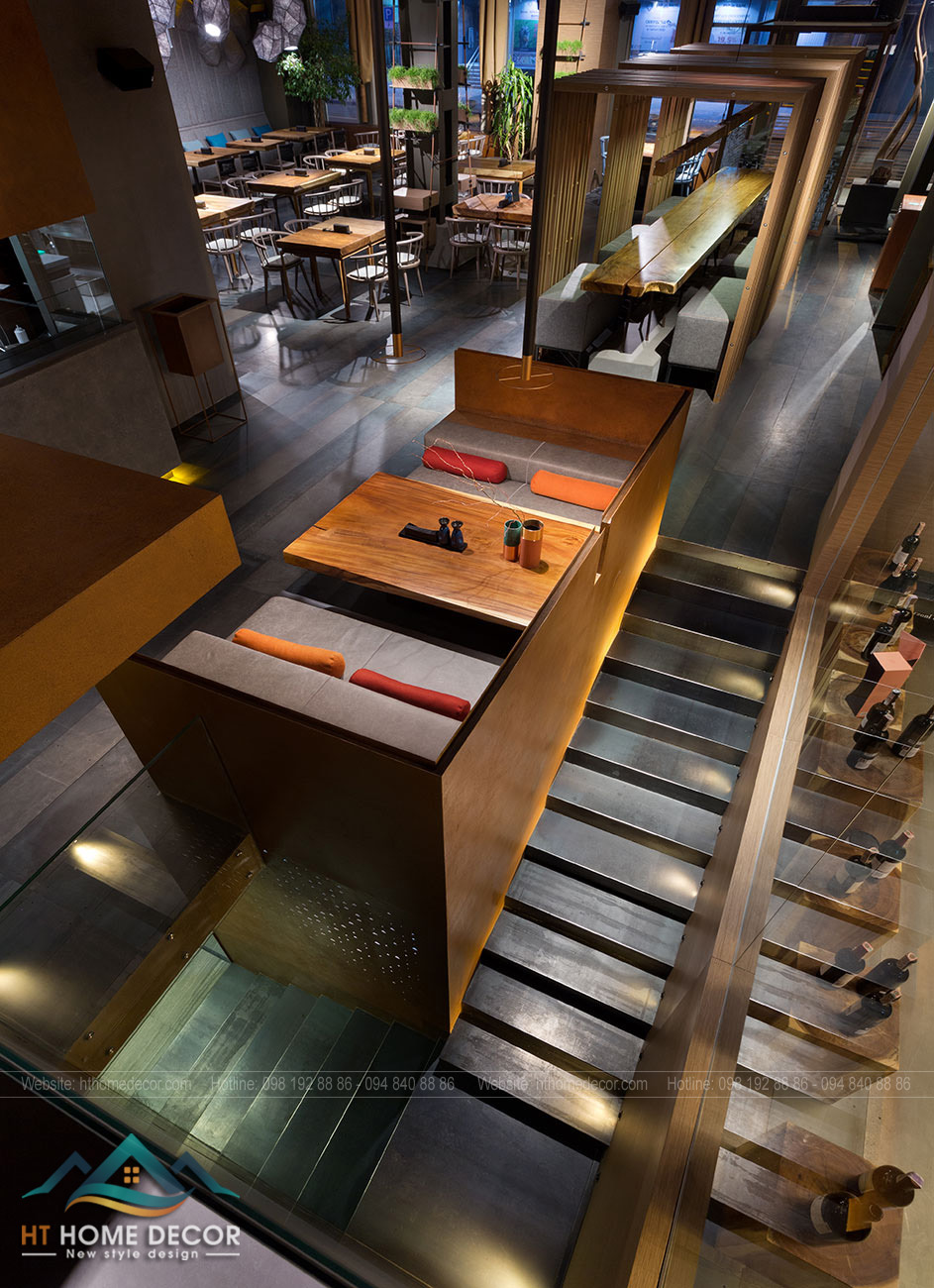 Hệ thống bậc thang lên xuống của nhà hàng cũng được lắp sáng với hệ thống ánh đèn led.