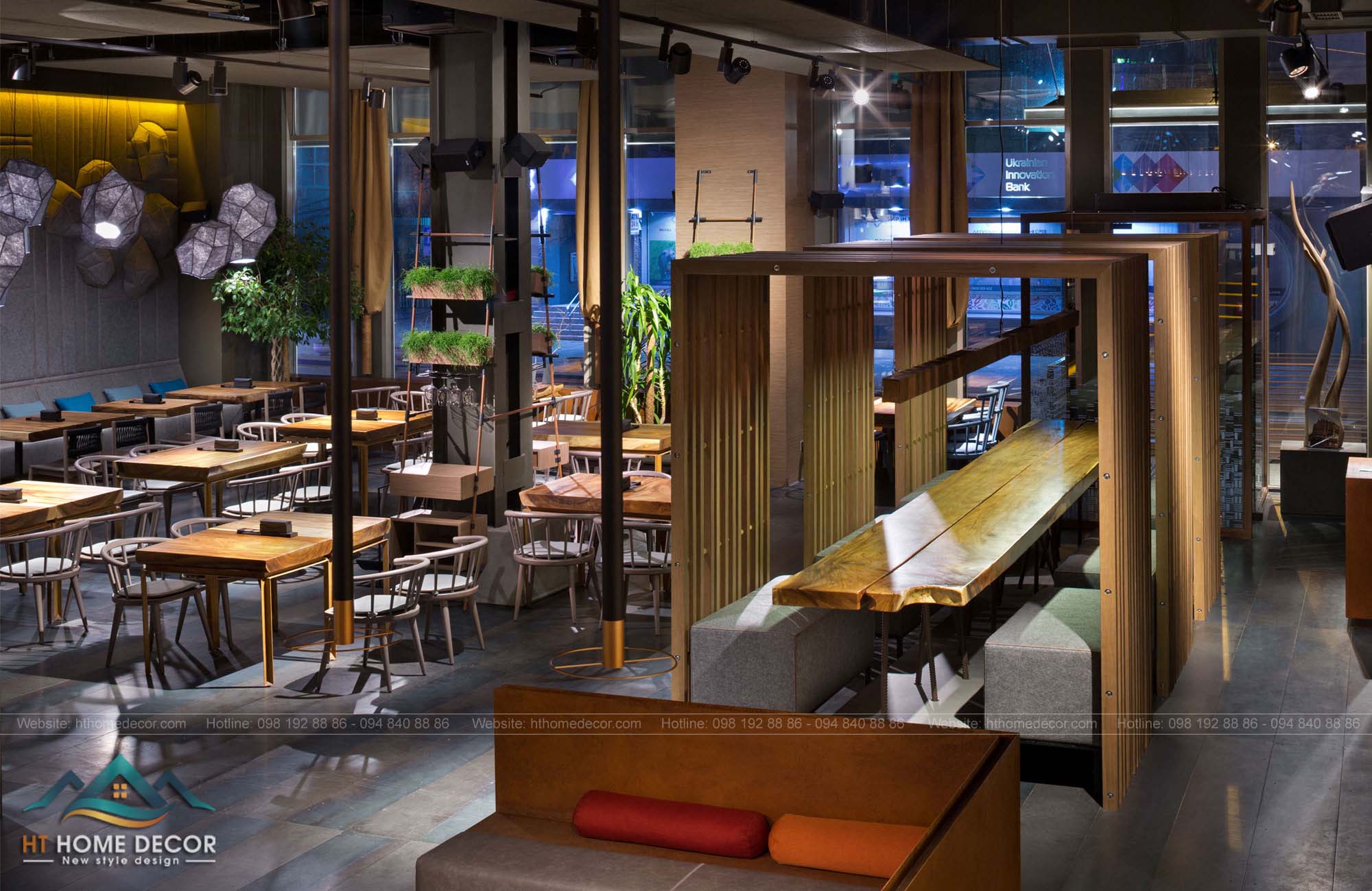 Bàn ghế từ khối lượng rắn gỗ sồi, điều này mang đến sự hiện đại và tăng thêm sự trang trọng cho nhà hàng.