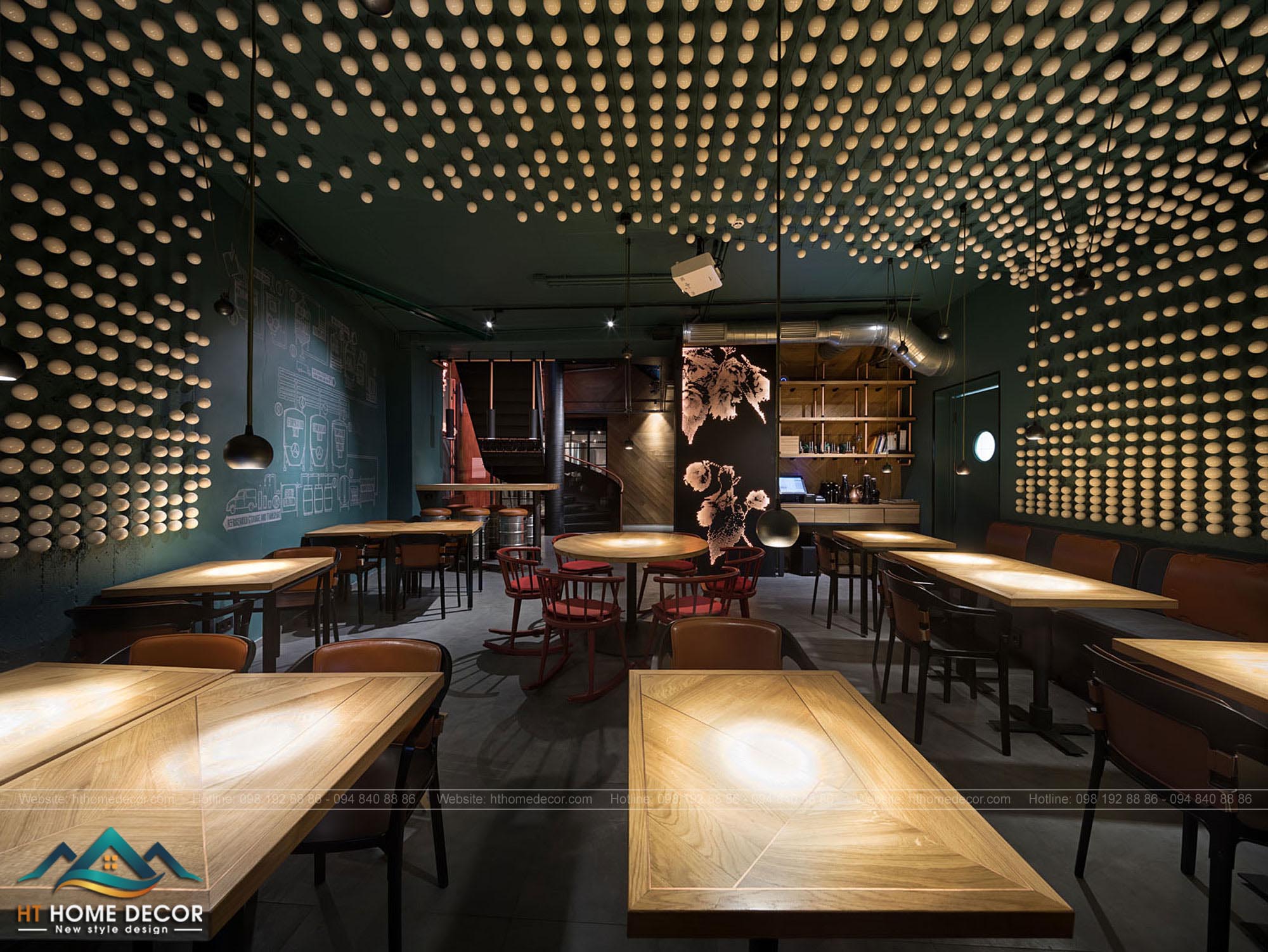 Không gian nhà hàng bia nổi bật với những bóng đèn sáng rực được thiết kế, trang trí theo vòm.