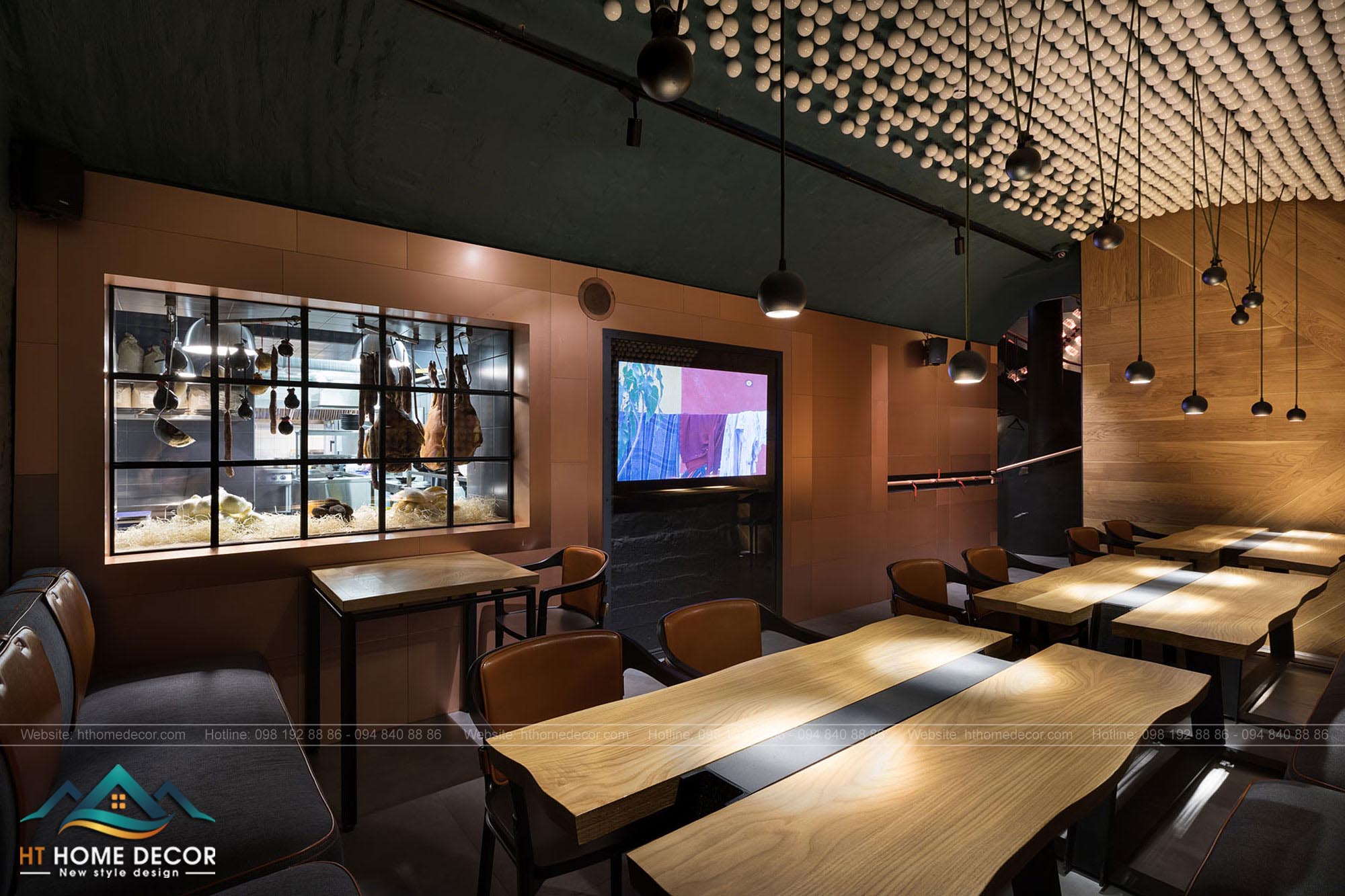 Không gian nhà hàng được mở rộng hơn rất nhiều nhờ vào thiết kế bàn có xen lẫn giữa 2 gam màu đen và nâu vàng.