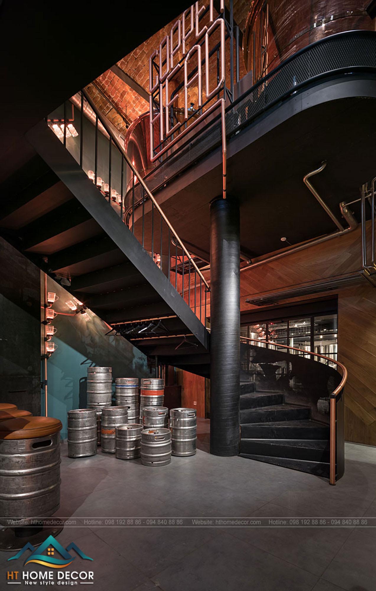 Từ tầng một nhà hàng bia lên tầng 2 của nhà hàng bia. Với đầy đủ tiện nghi và thiết kế có phần chi tiết đến từng chi tiết từ cửa ra vào, ánh đèn đến các bậc cầu thang.