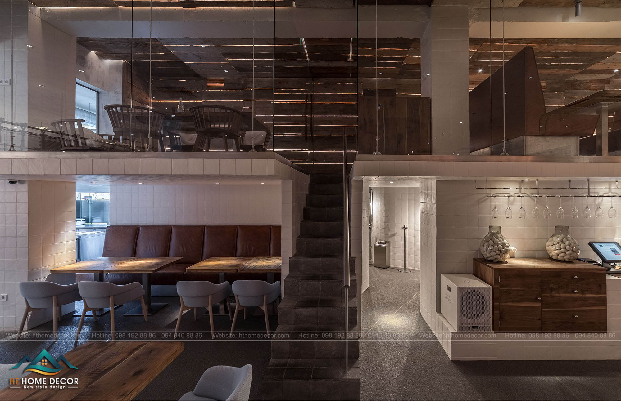 Cầu thang nhỏ được thiết kế tiện dụng cho công năng lên tầng. Tận dụng được không gian nhưng vẫn giữ được vẻ đẹp riêng biệt cho nhà hàng. 