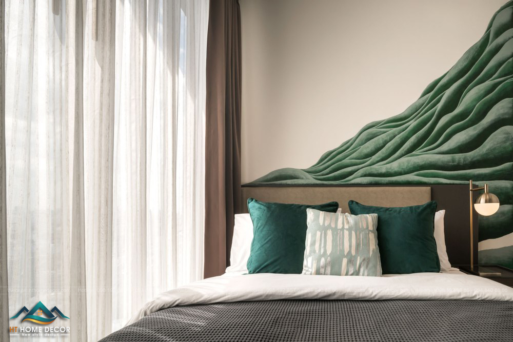NRèm và màu ga giường đều là màu trắng tinh khôi, đơn giản những vẫn thể hiện được đúng nghĩa khách sạn đẳng cấp