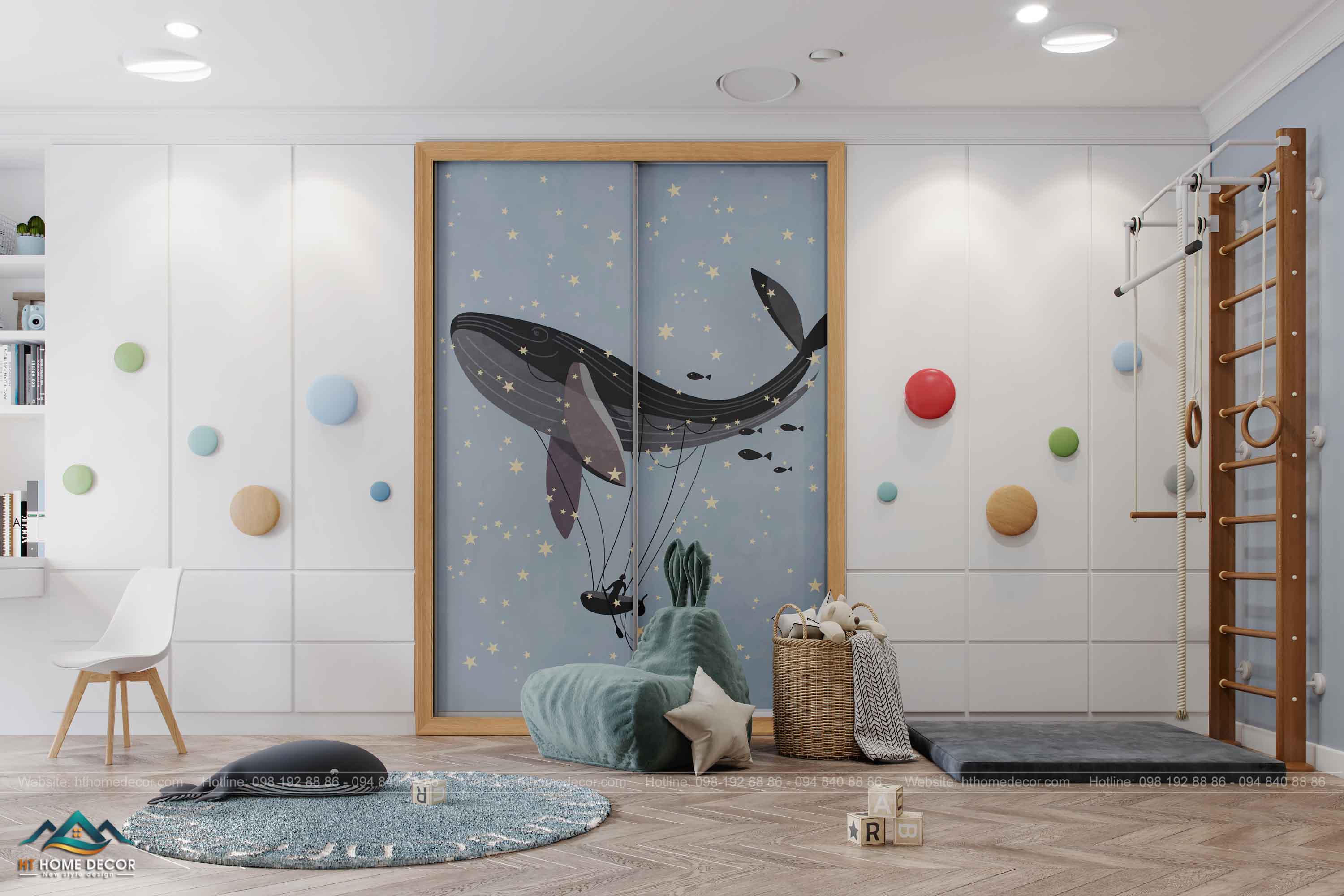 Đối diện giường là khu vui chơi và học tập. Đèn chiếu được lắp đặt trên trần nhà. Bức tường được trang trí tranh theo phong cách Thụy Điển. Tất cả điều này giúp căn phòng trở thành một không gian đa chức năng kích thích trẻ sáng tạo.