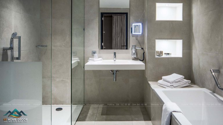 Phòng tắm được thiết kế cửa kính trong tăng sự gợi cảm, sang trọng của căn phòng