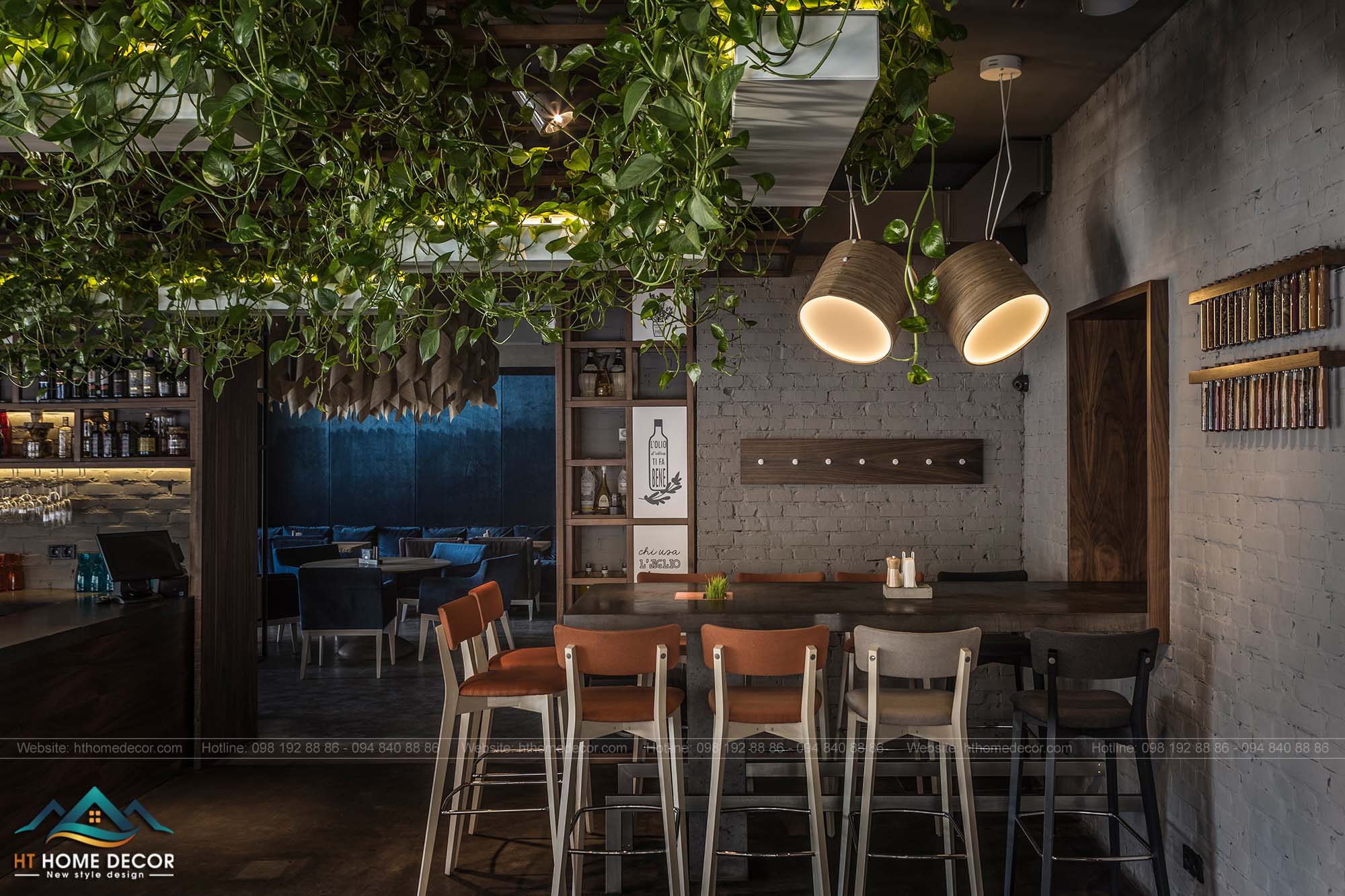 Hội trường ban đêm của nội thất nhà hàng, lưới gỗ cấu trúc lên trần nhà làm ẩn kĩ thuật và làm mới không gian của nhà hàng.
