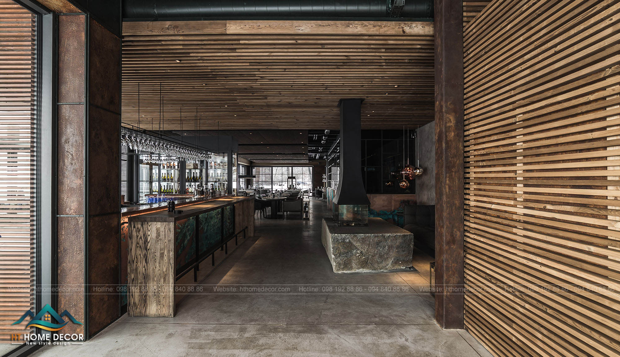 Nhà hàng được thiết kế ấn tượng với tường, trần nhà bằng chất liệu gỗ. Tự nhiên, gần gũi và vô cùng ấm áp.