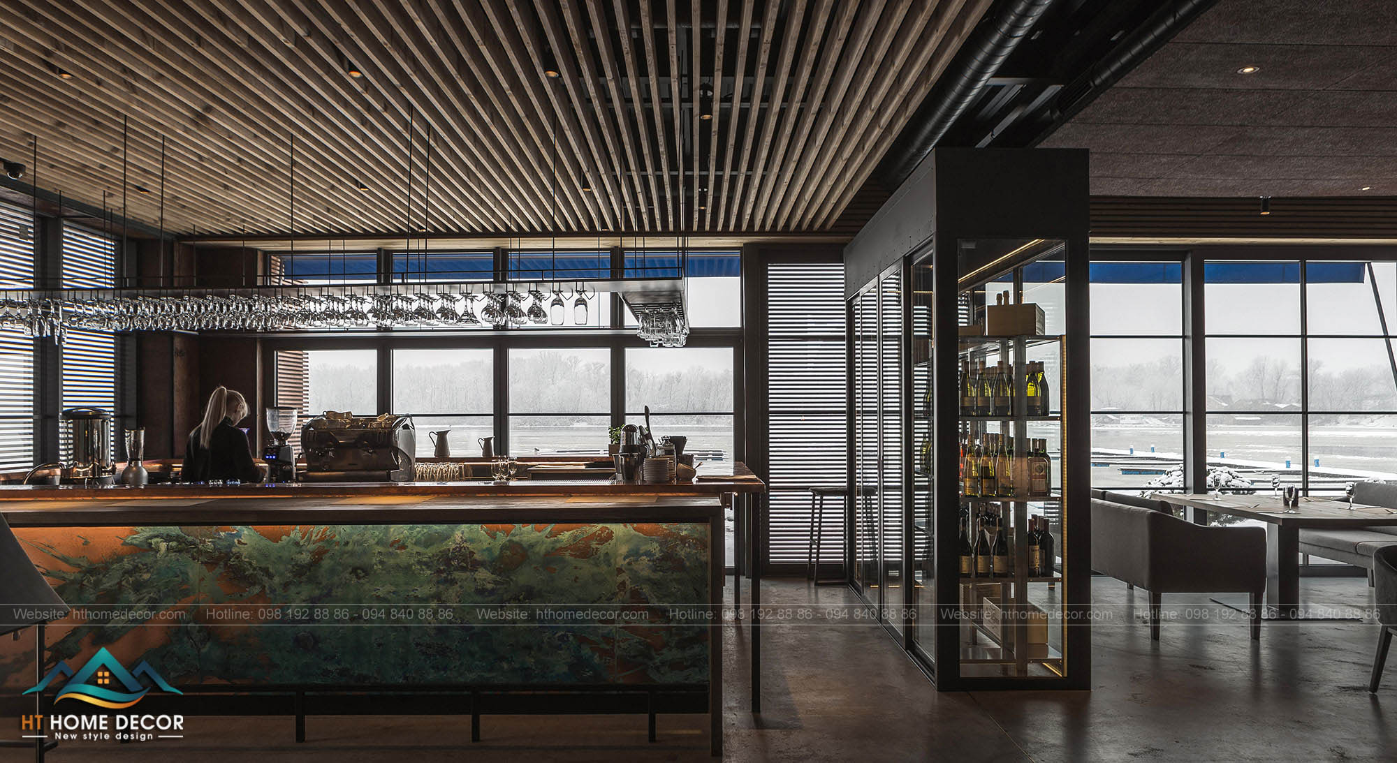 Các tủ rượu và kết hợp với với bể nuôi cá trong không gian nhà hàng này càng làm cho khách hàng không thể không quay lại lần tới.