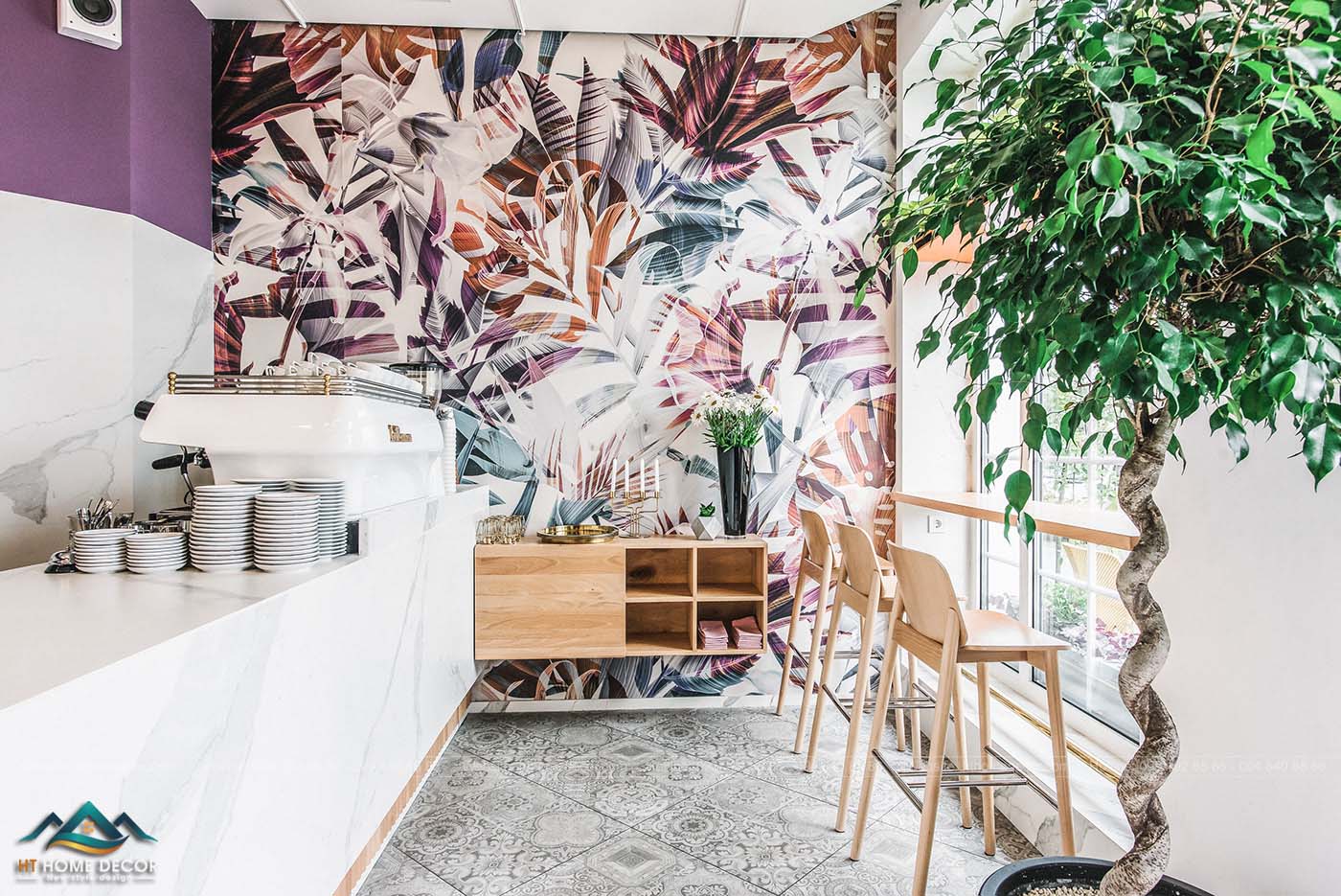 Những bức tường tràn đầy hoa lá là đặc trưng của phong cách tropical. Không khí mùa hè sôi nổi và vui vẻ luôn hiện hữu ở không gian quán cà phê của bạn.