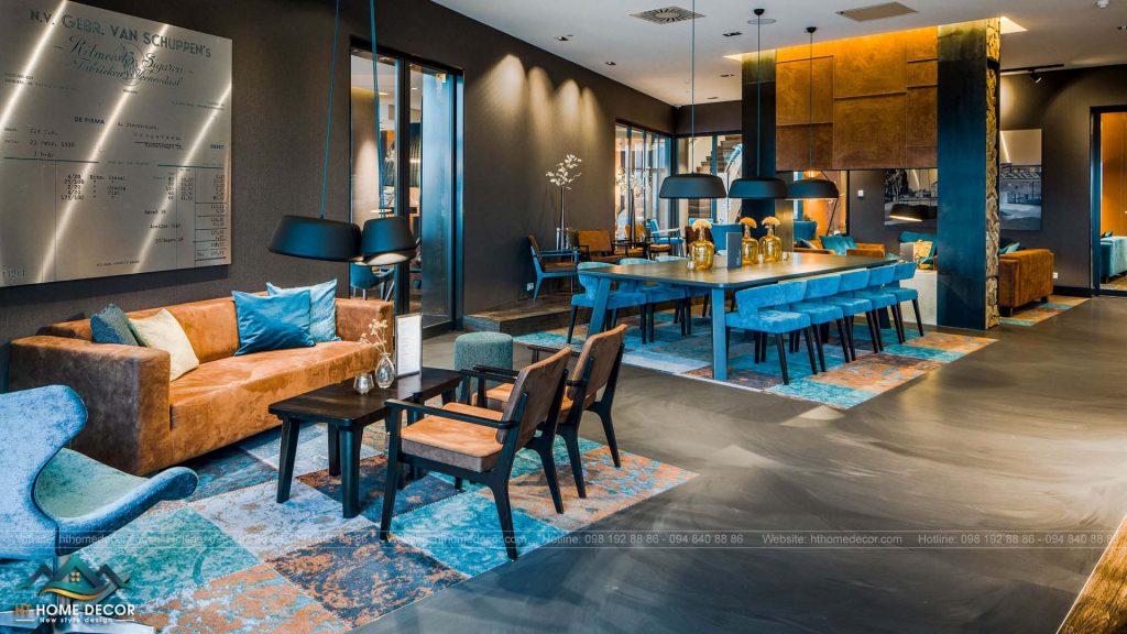 Sofa kết hợp với bàn ăn chính là sự hoàn hảo nhất trong thiết kế nhà hàng cao cấp này. Ánh đèn xanh tạo ra không gian rất huyền ảo. Màu tường được lựa chọn chính là màu ghi, tạo nên sự sang trọng.