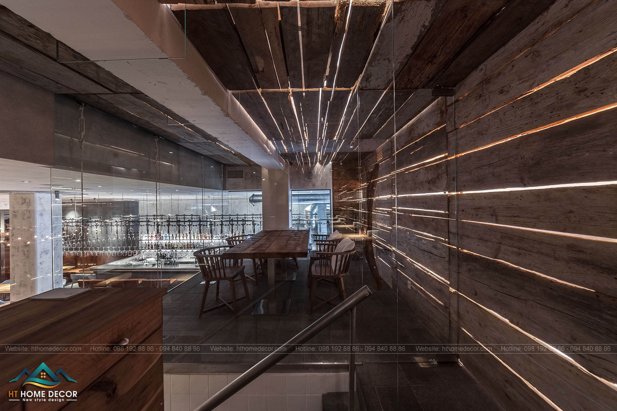 Hệ thống ánh đèn dài, từng mảnh gỗ dài được tận dụng để thiết kế nền tường của nhà hàng. Ấn tượng đúng không?
