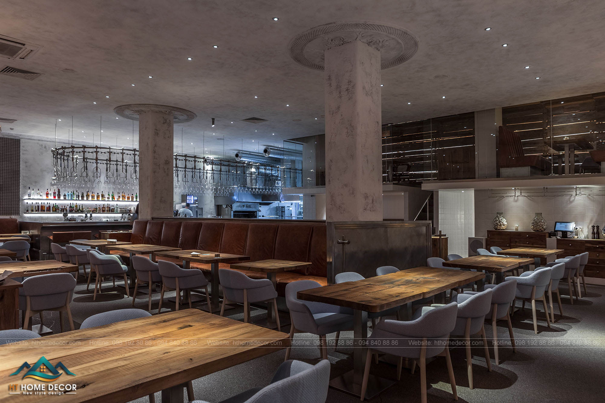Bàn ghế trong không gian nhà hàng được sắp xếp thông minh và tận dụng nhiều nhất các không gian của nhà hàng.
