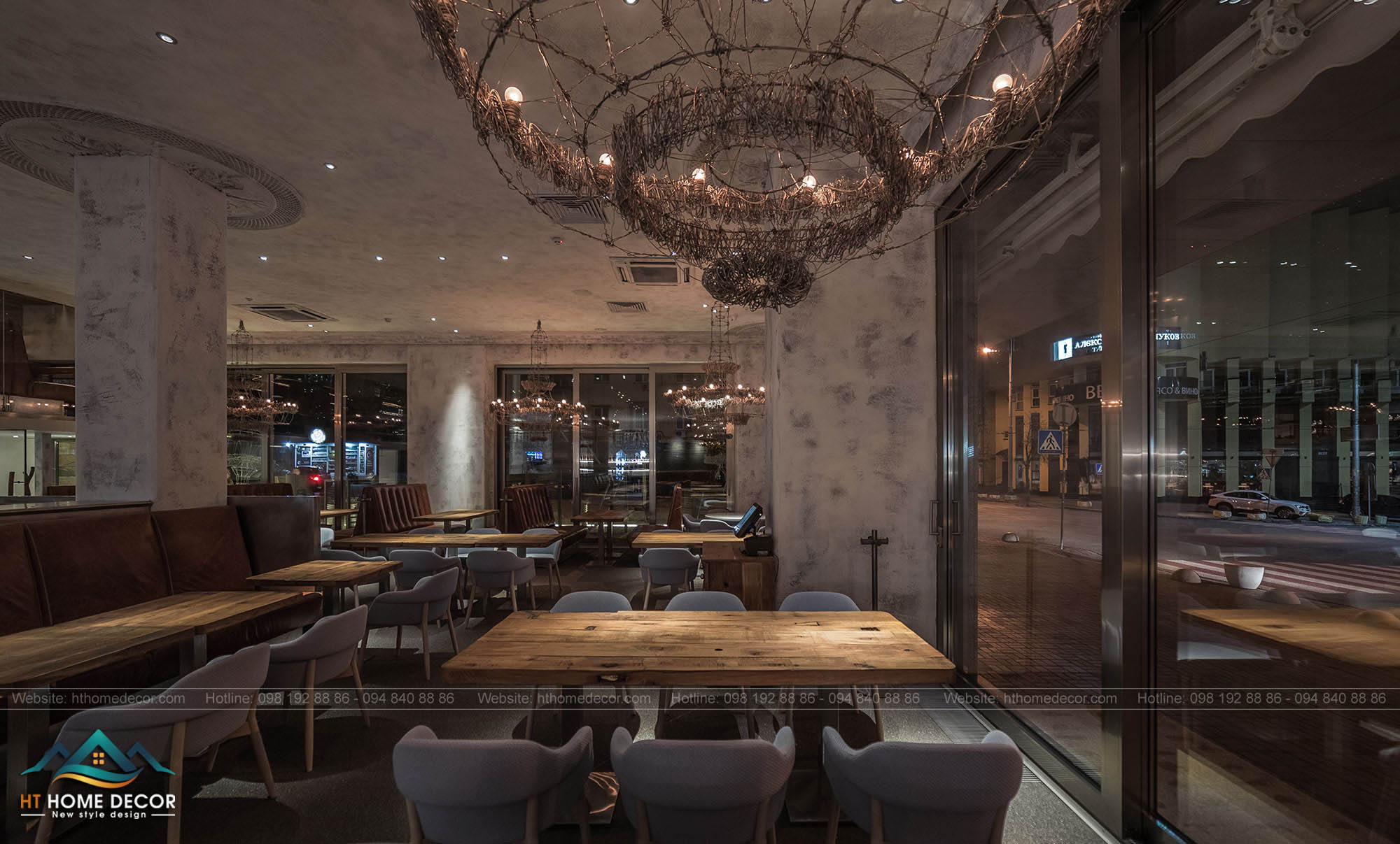 Cửa kính được thiết kế trong không gian này càng làm cho không gian nhà hàng thêm cổ điển và ấn tượng.