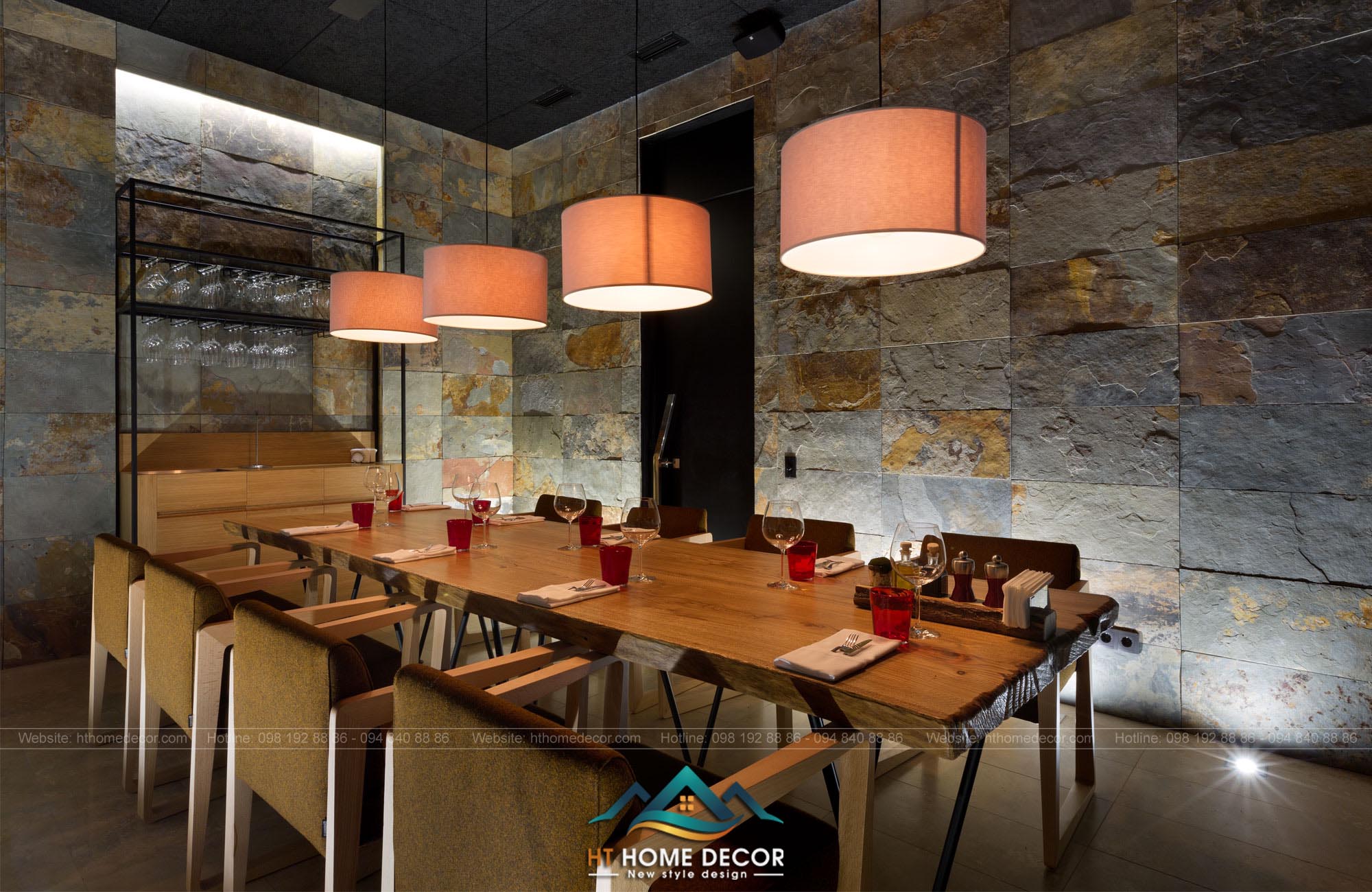 Hệ thống đèn và các bàn ghế được sắp xếp một cách khoa học. Vừa mang đến sự riêng tư cho từng khách hàng khi dùng bữa vừa tạo nên sự gần gũi giữa con người với đồ vật.