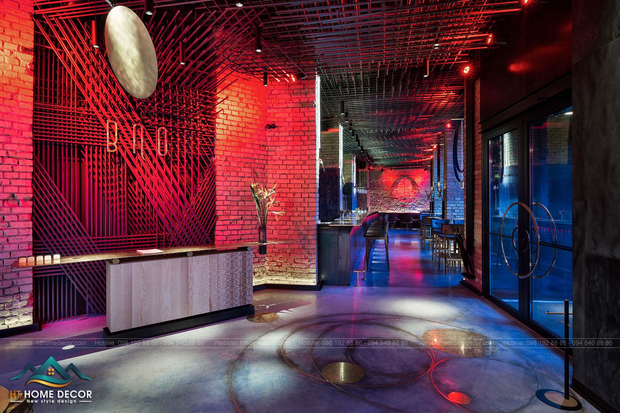 Nhà hàng cực kì rộng rãi với không gian sống động và ánh đèn đỏ chủ đạo trong không gian nhà hàng.