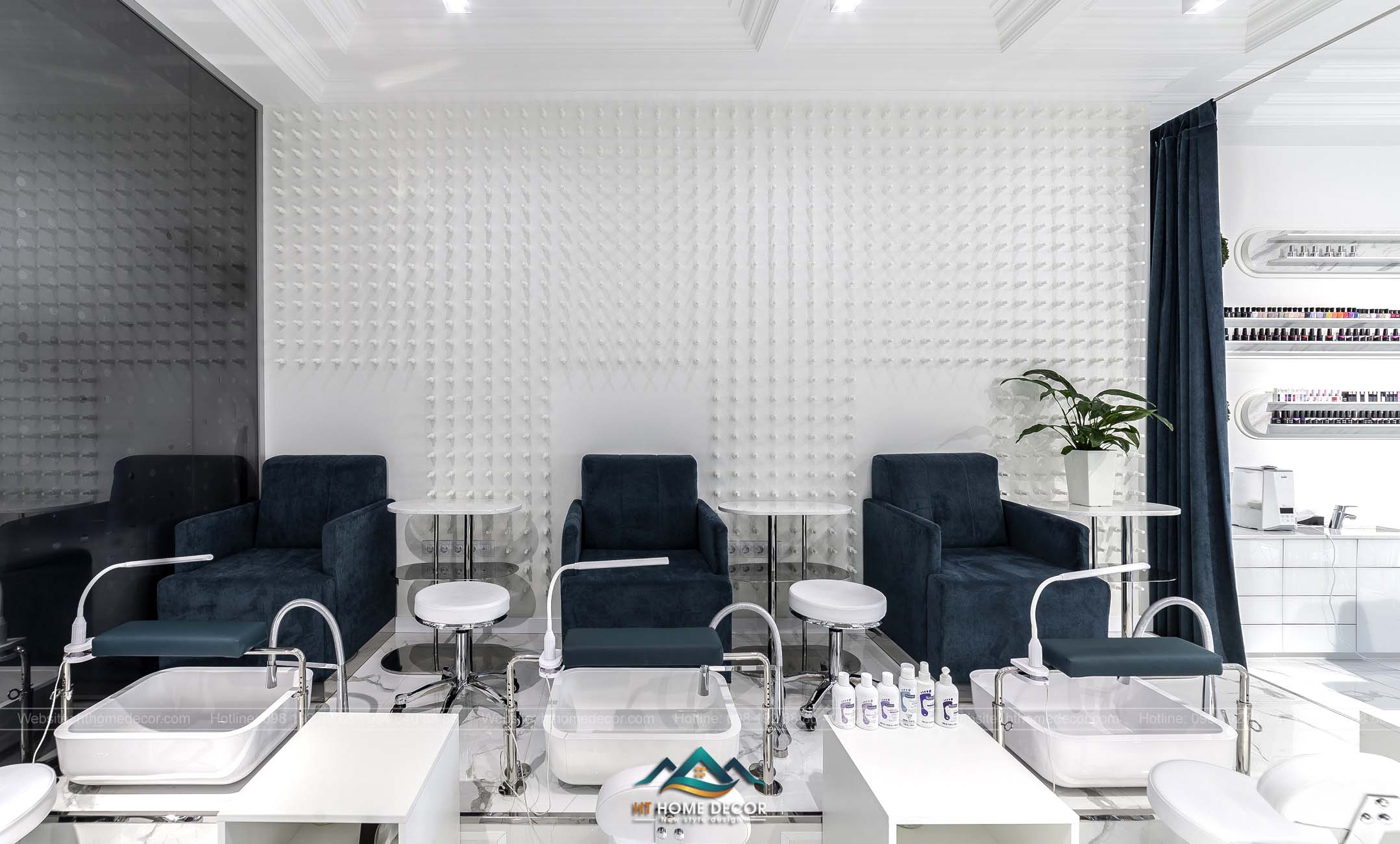 Bức tường cá tính là điểm nhấn của nail studio. Có rèm che đảm bảo không gian riêng tư cho từng khách hàng ngồi ở những khu vực khác nhau.
