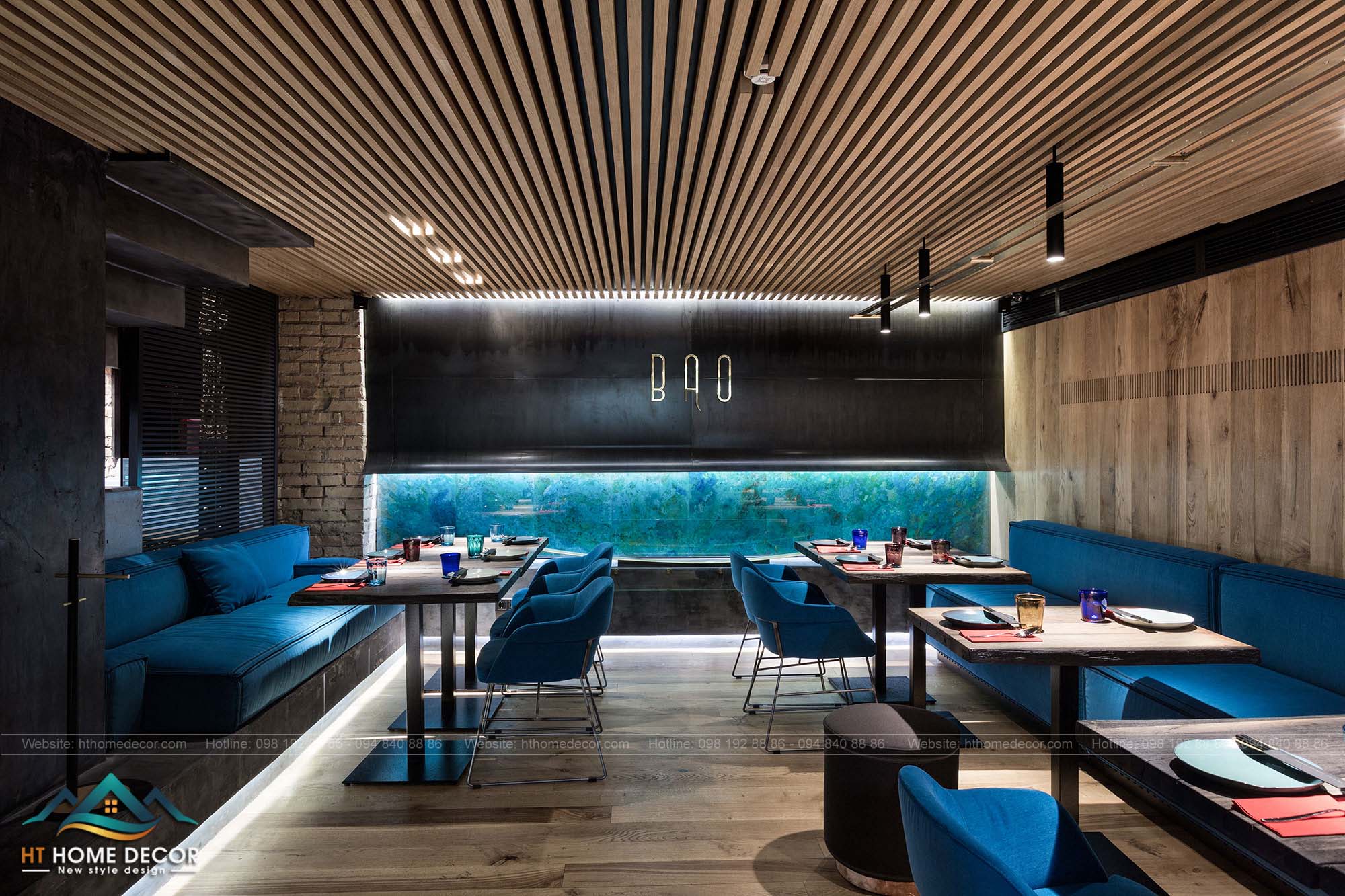 Với những tấm gỗ liền kề trong gian phòng, nhà hàng sành điệu còn sử dụng gam màu xanh tươi mát cho bộ sofa. Tạo không gian nhà hàng như ở trong một đại dương.