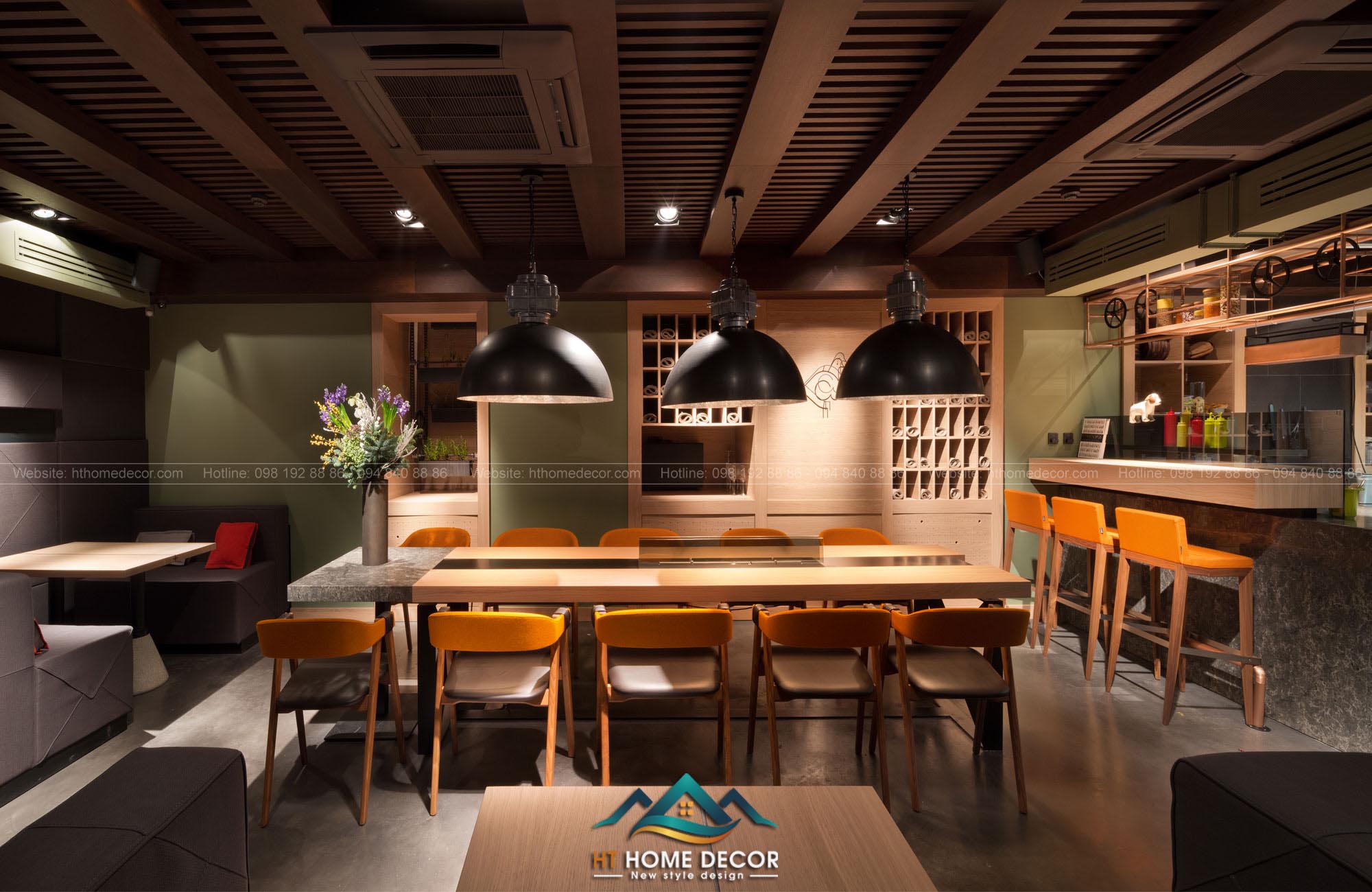 Ở một gian phòng khác, trên trần được sử dụng 100% gỗ để  thiết kế, hệ thống máy lạnh được ẩn mình trong bộ gỗ quý phái.