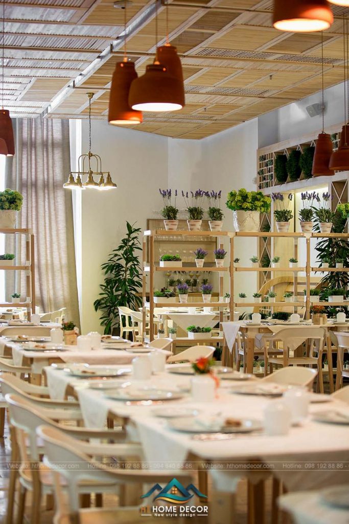 Trần và sàn cúa nhà hàng lấy cảm hứng từ thiết kế kiểu ô vuông cổ điển. Đặc trưng của phong cách Ý.