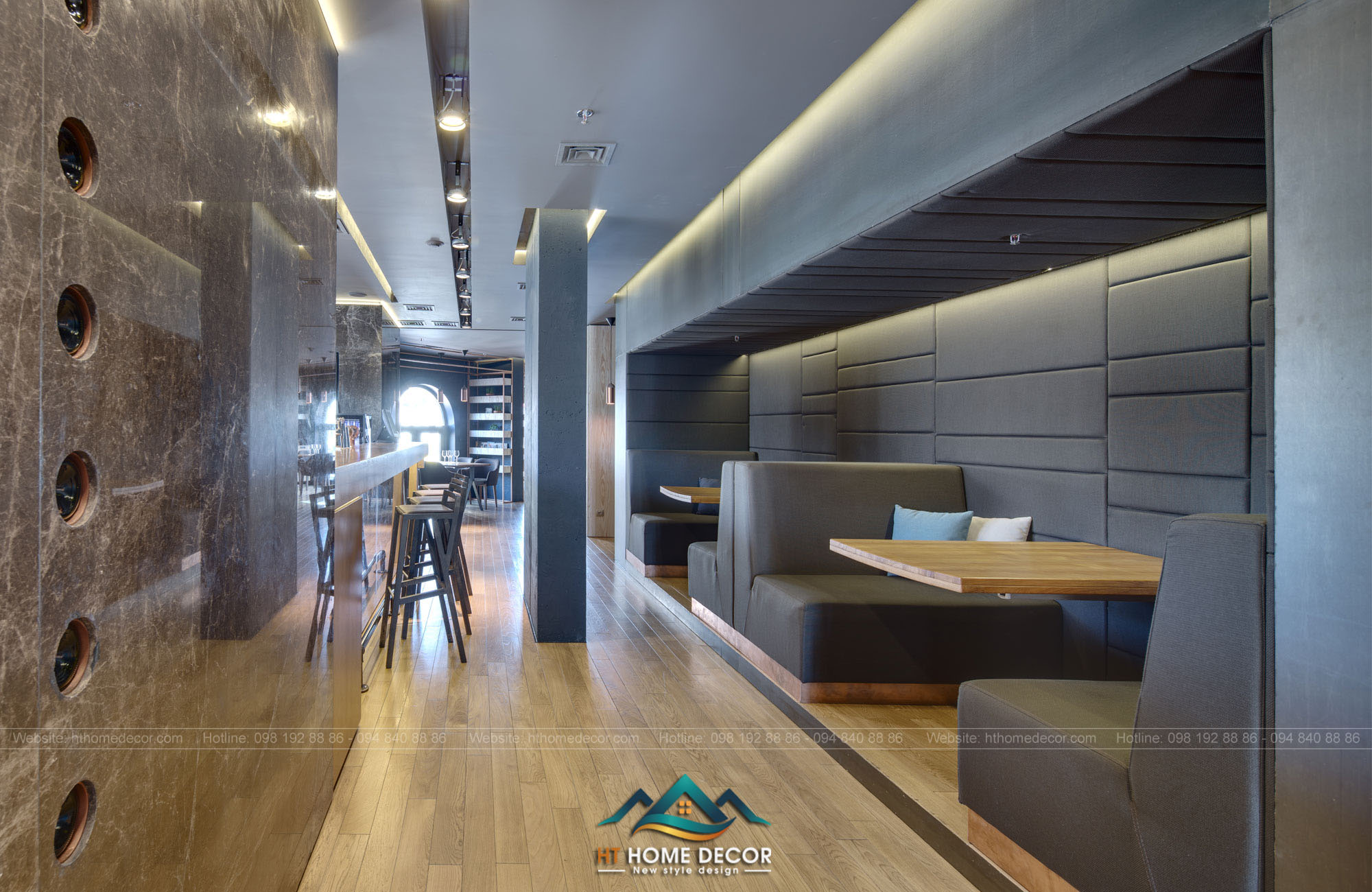 Sử dụng nền gỗ để thiết kế cho nhà hàng, giúp không gian toát lên được sự giản dị giữa không gian sang trọng.