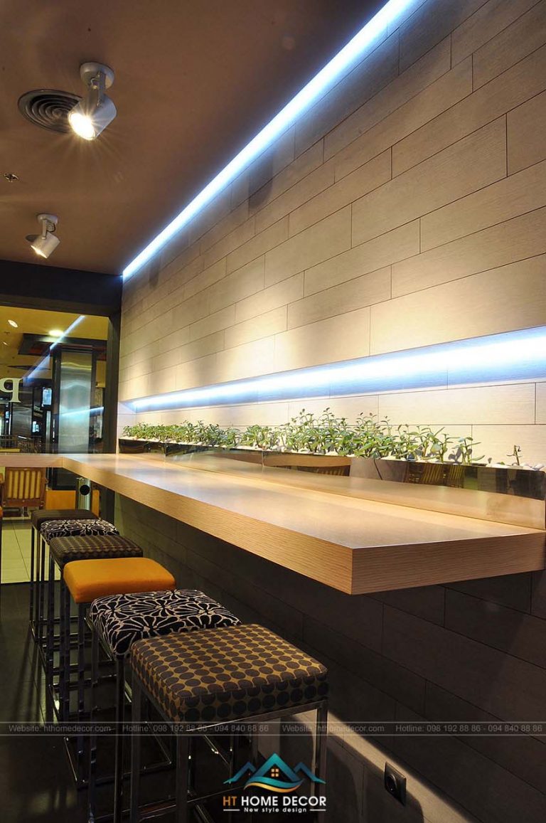 Tinh tế khi lựa chọn những cây xanh cở nhỏ, để trồng theo các vách tường. Cho không gian nhà hàng pizza sinh động hơn, đưa khách hàng đến gần với thiên nhiên bên trong không gian sang chảnh.