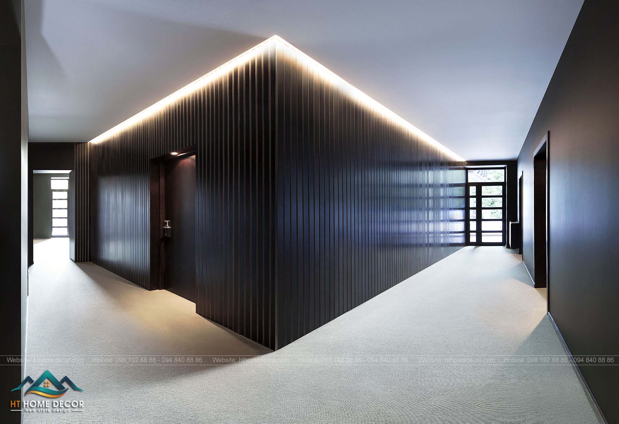 Không gian ngăn cách giữa các phòng của khách sạn mang phong cách Thụy Điển được thiết kế sang trọng. Với mặt gỗ đen bóng loáng liền kề nhau.