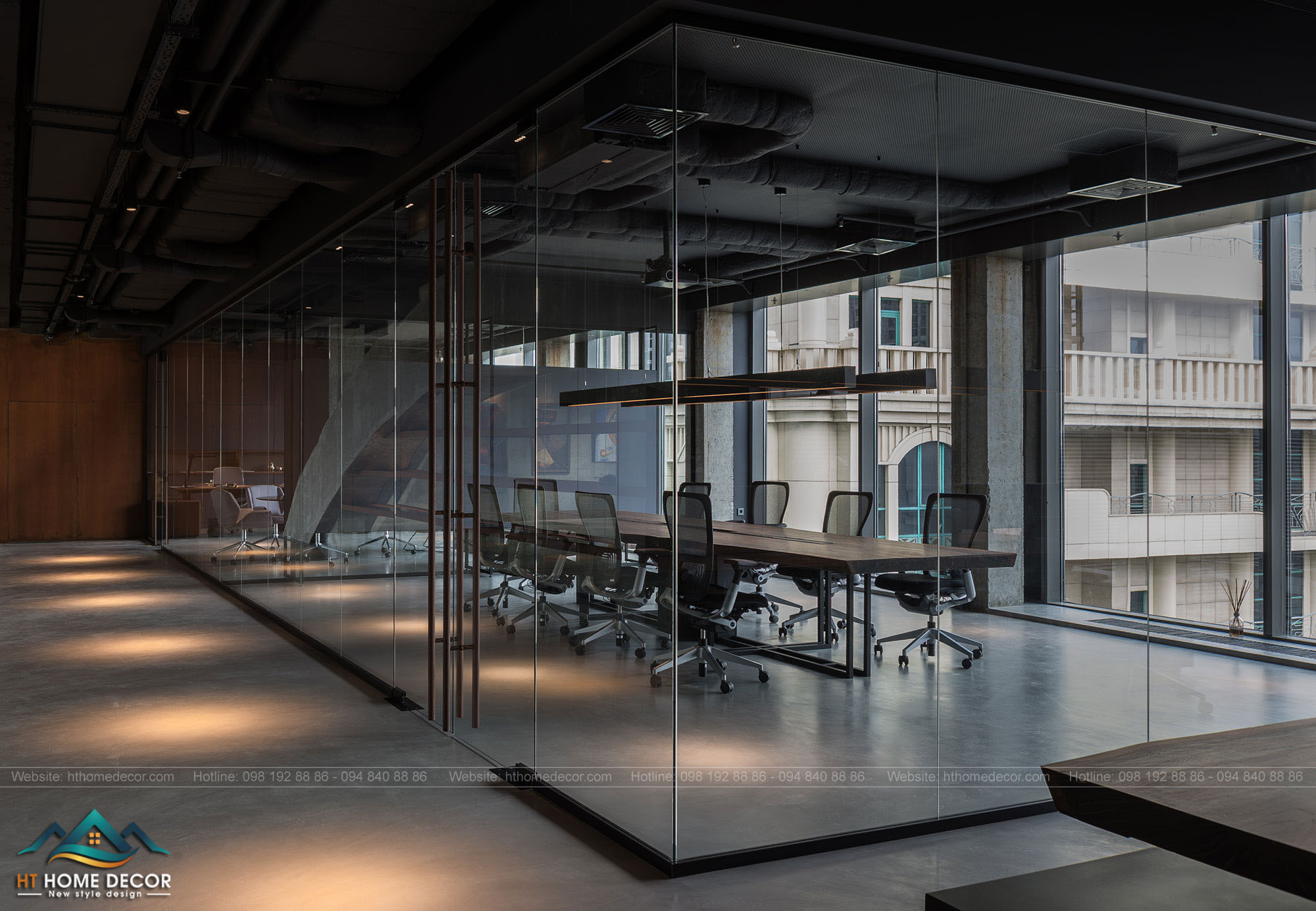 Phòng làm việc tách riêng biệt sử dụng vách ngăn bằng kính trong suốt, tạo cho không gian thoáng và rộng rãi hiện đại.